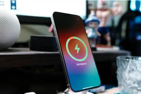 额济纳苹果15换屏服务分享用什么充电器给iPhone15充电更好 